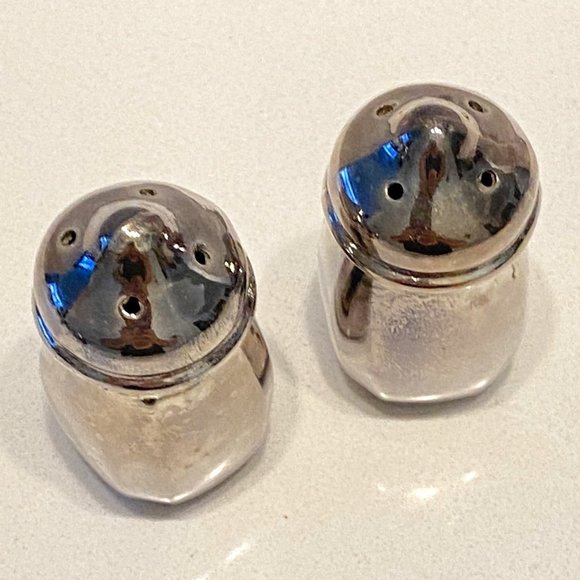 Set of 2 Vintage War Lead Silver Plated Mini Salt and Pepper Shakers - Picture 2 of 5